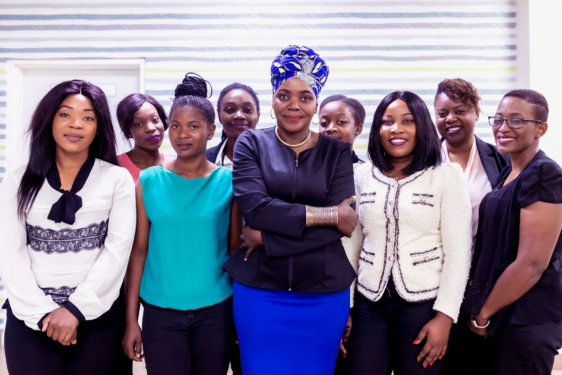 Groupe de femmes d'affaires souriant à la caméra